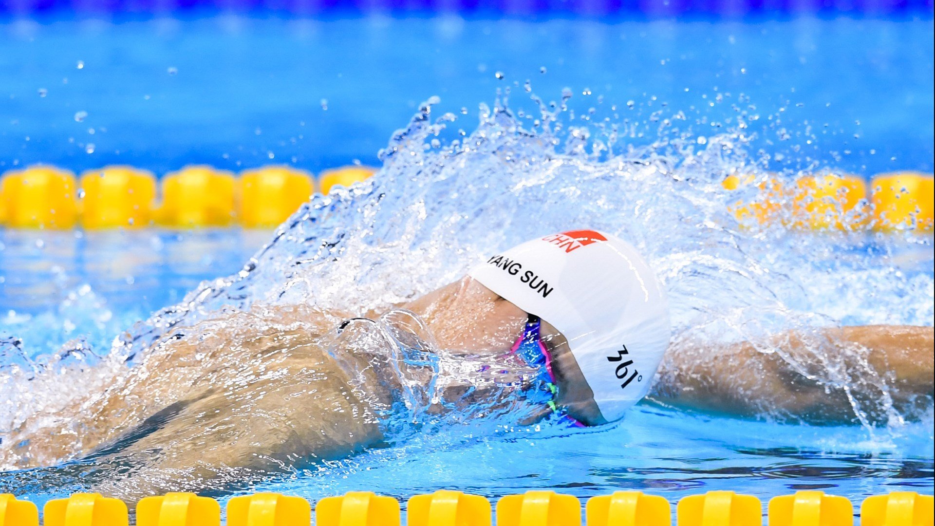 赛道与星光之间,厄德高在F1街道赛之夜的炽热独舞